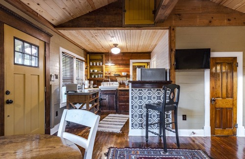 Fairmount Cottage | Cozy historic cottage in historic Fairmount