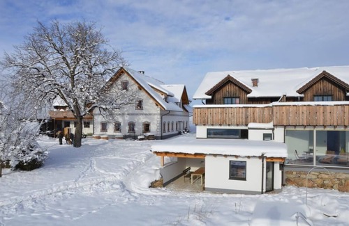 Waidhofen An Der Ybbs Apartment | Cozy holiday home with a balcony with a view of the Ybbstal Alps