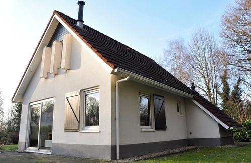Noordwolde House | Cozy holiday bungalow with fireplace