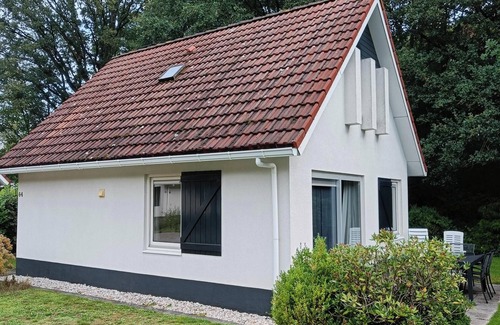 Noordwolde House | Cozy holiday bungalow with fireplace