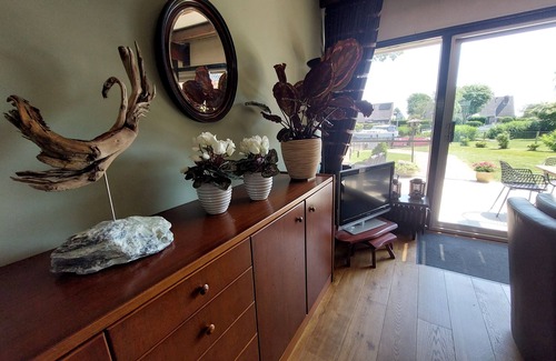 Uitwellingerga Villa | Cozy holiday home for 9 people on the water side in Uitwellingerga
