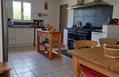 Benest House | Cozy holiday home, large garden, pets welcome!