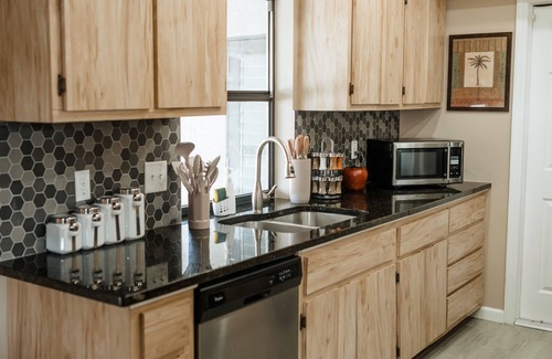 San Carlos Park House | Cozy Home 20 min to Beach! Private Backyard. Pet Friendly