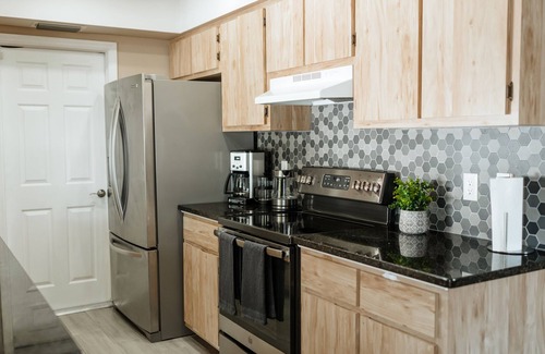 San Carlos Park House | Cozy Home 20 min to Beach! Private Backyard. Pet Friendly