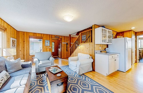 Neahkahnie Beach House | Cozy home 4 blocks from the beach with deck, woodstove & sunroom
