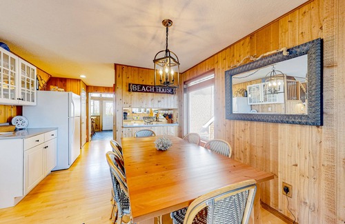 Neahkahnie Beach House | Cozy home 4 blocks from the beach with deck, woodstove & sunroom