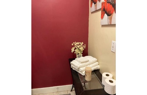 Lawrence House | Cozy - Home Away from Home 3