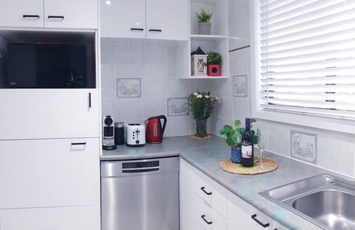 Ringwood House | Cozy Home Central Ringwood FREEWifi, Netflix, Clothes Dryer & Parking.