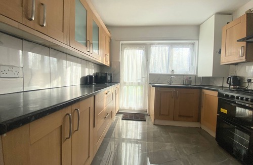 King's Norton House | Cozy Home-from-Home, Kings Norton Sleeps 7. With free off-street parking!
