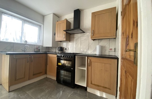 King's Norton House | Cozy Home-from-Home, Kings Norton Sleeps 7. With free off-street parking!