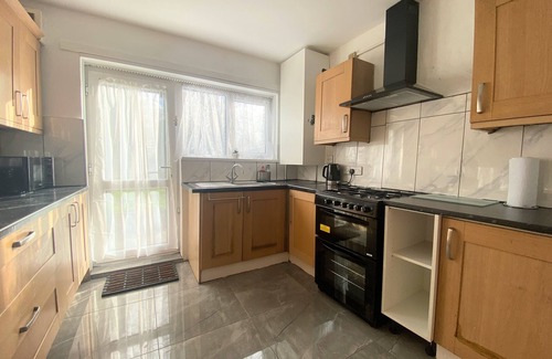 King's Norton House | Cozy Home-from-Home, Kings Norton Sleeps 7. With free off-street parking!