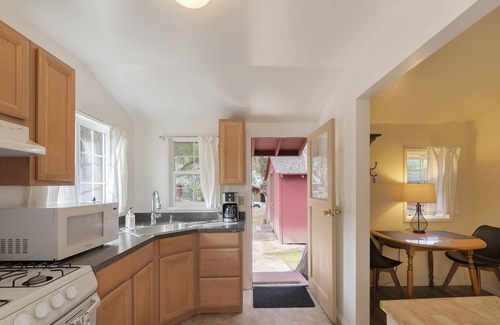 Carmel Valley House | Cozy home, full kitchen for two!