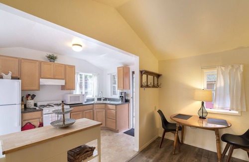 Carmel Valley House | Cozy home, full kitchen for two!