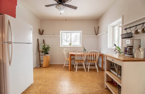 Gimli House | Cozy Home-> Ideal Town location - walk to beach + everything + great fenced yard