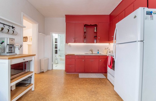 Gimli House | Cozy Home-> Ideal Town location - walk to beach + everything + great fenced yard