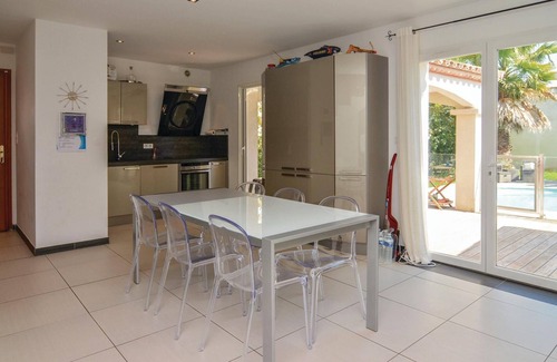 Aigues-Mortes House | Cozy home in Aigues-Mortes with kitchen