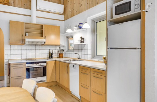 Øer Strand House | Cozy home in Ebeltoft with kitchen