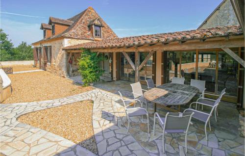 Eglise-Neuve-d'Issac House | Cozy Home In Eglise Neuve Dissac