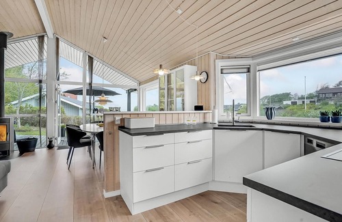 Hjarbæk House | Cozy home in Løgstrup with kitchen