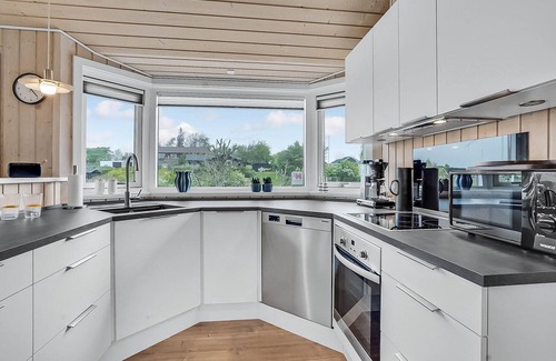 Hjarbæk House | Cozy home in Løgstrup with kitchen