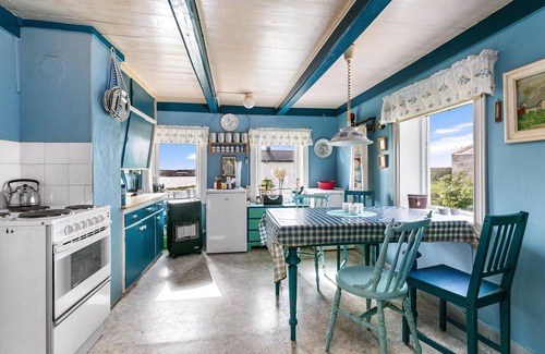 Dyrvik House | Cozy home in Norddyrøy with kitchen