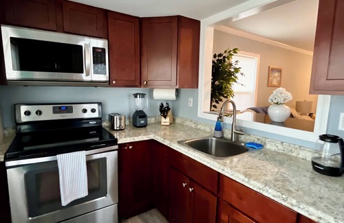 Warwick House | Cozy Home in Oakland Beach Nearby Airport