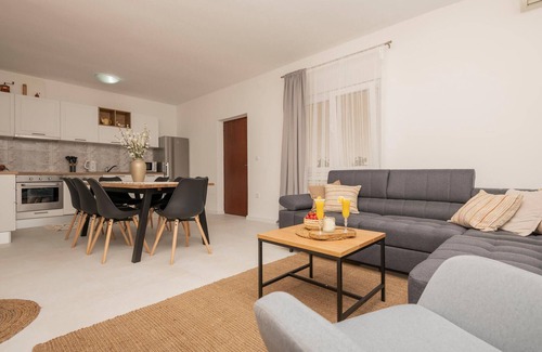 Vrgorac House | Cozy home in Zavojane with WiFi