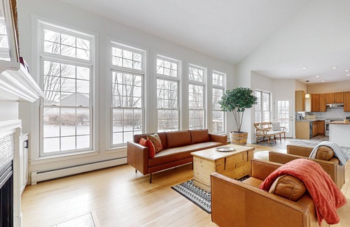 South Burlington House | Cozy home near park, deck, patio, bbq, soaking tub, TV, basketball, office, w/d