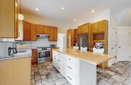South Burlington House | Cozy home near park, deck, patio, bbq, soaking tub, TV, basketball, office, w/d