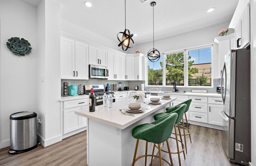 Riverside Terrace House | Cozy Home Nr Med Center, DT, Midtown | WiFi | BBQ