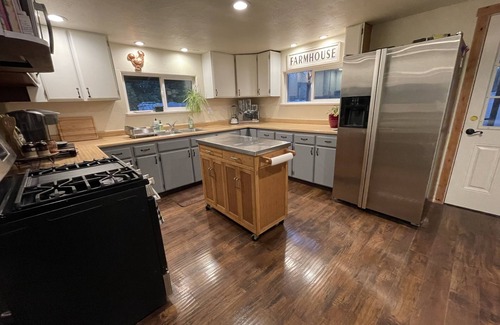 Murphy House | Cozy Home on 5 wooded acres.Close to Applegate River,Parks,Fishing and Vineyards