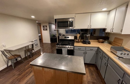 Murphy House | Cozy Home on 5 wooded acres.Close to Applegate River,Parks,Fishing and Vineyards