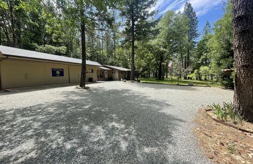 Murphy House | Cozy Home on 5 wooded acres.Close to Applegate River,Parks,Fishing and Vineyards