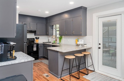Alabaster House | Cozy Home, Perfect for Families! 3 Bedroom with fenced yard/garage storage