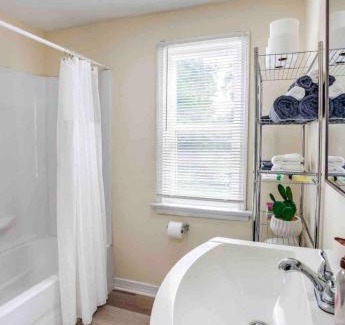 Rochester House | Cozy Home Steps to RIT by UofR Airport DWTN with AC