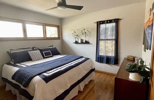 Iowa City House | Cozy Home Walking Distance to the Stadium and Downtown! Kid and Pet Friendly.