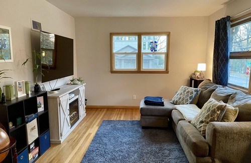 Iowa City House | Cozy Home Walking Distance to the Stadium and Downtown! Kid and Pet Friendly.