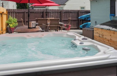 Garden District House | Cozy Home-Winter Outdoor Igloo-Hot Tub-Fire Pit-Downtown-Family Joy-King Bed