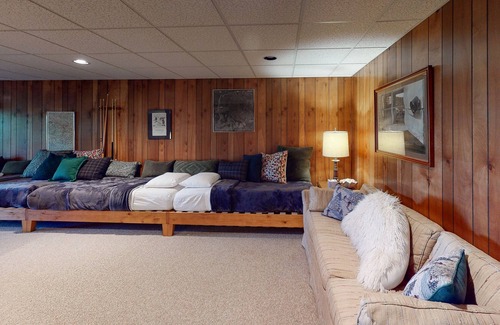 Wilmington House | Cozy home with large deck, views, pool table & pools