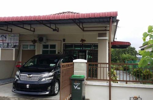 Gajah Mati House | Cozy Homestay in Central Pokok Sena