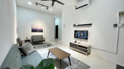 Kampong Raja House | Cozy Homestay with Netflix 5min to Keluang Beach