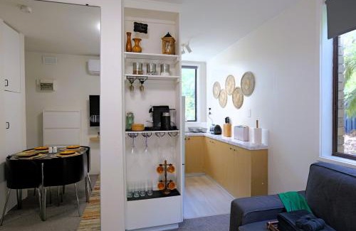 Melbourne Apartment | Cozy Hommee In Between CBD & Airport - Free Parking & Self Check-In