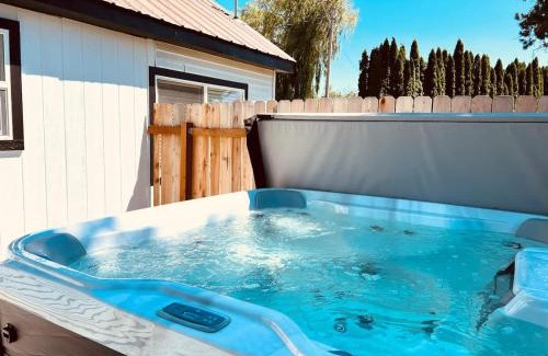 Ponderay House | Cozy Hot Tub Retreat