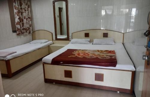 Dwarka House | Cozy Hotel Gayatri Guest House