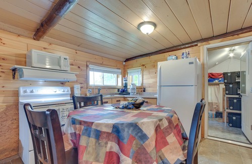 Houghton Lake Cabin | Cozy Houghton Lake Vacation Rental w/Fireplace!