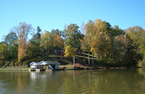 Leasburg Cottage | Cozy Hyco Lake Cottage