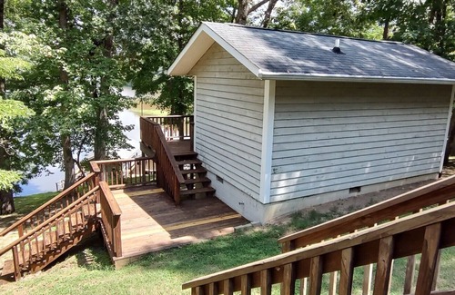 Leasburg Cottage | Cozy Hyco Lake Cottage