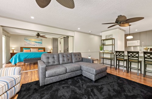 Maunaloa Condo | Cozy island getaway with access to pool, hot tub, & private washer/dryer