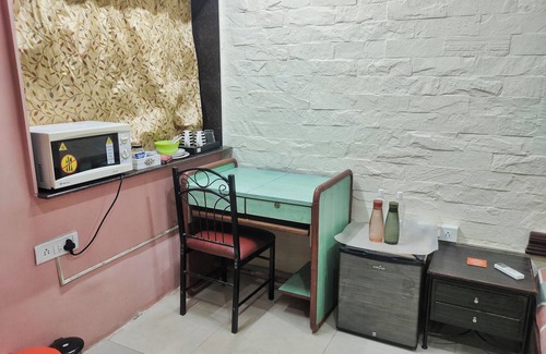 Juhu House | Cozy Ivory Room in Juhu, Mumbai.