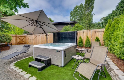 Kenmore Apartment | Cozy Kenmore Vacation Rental with Shared Hot Tub!
